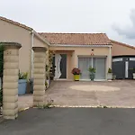Le Pavachon Familial Piscine Couverte Privee Chauffee - Aux Portes Du Puy Dufou Tatil Evi